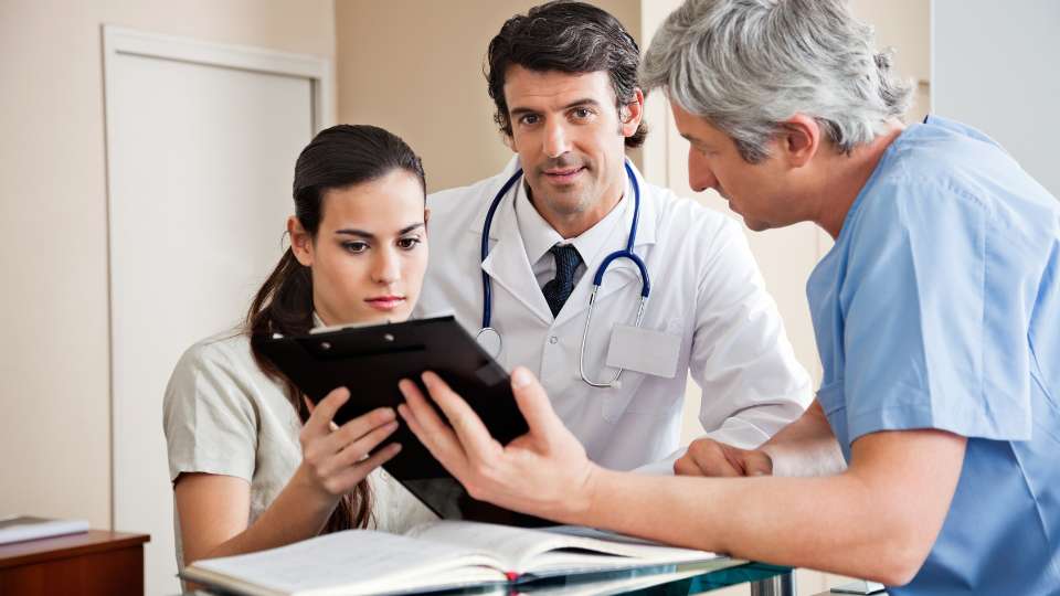 Segretaria di studio medico: Cosa fa, mansioni, requisiti e stipendio