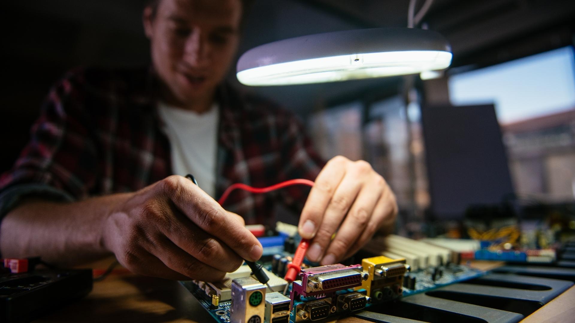 Come diventare tecnico informatico: cosa fa, stipendio e corsi