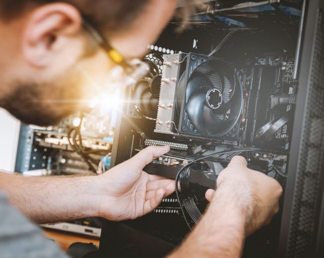 Come diventare tecnico informatico: cosa fa, stipendio e corsi