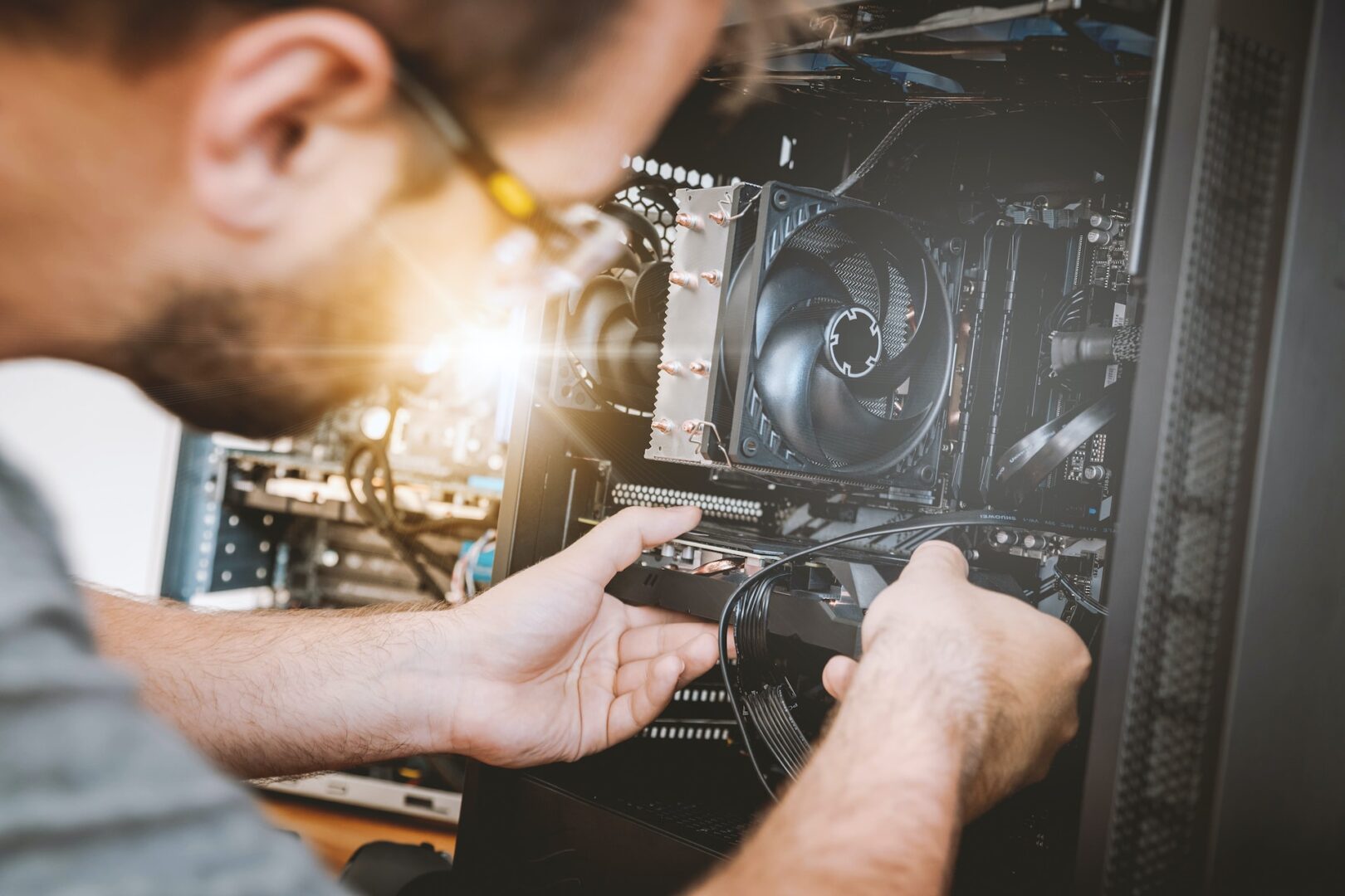 Come diventare tecnico informatico: cosa fa, stipendio e corsi